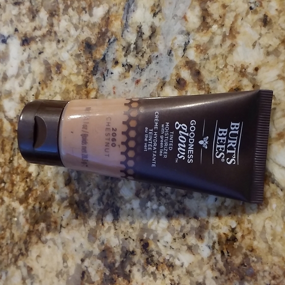 Burt's Bees Goodness Glows Tinted Moisturizer. Chestnut. Cruelty-Free - Picture 2 of 11